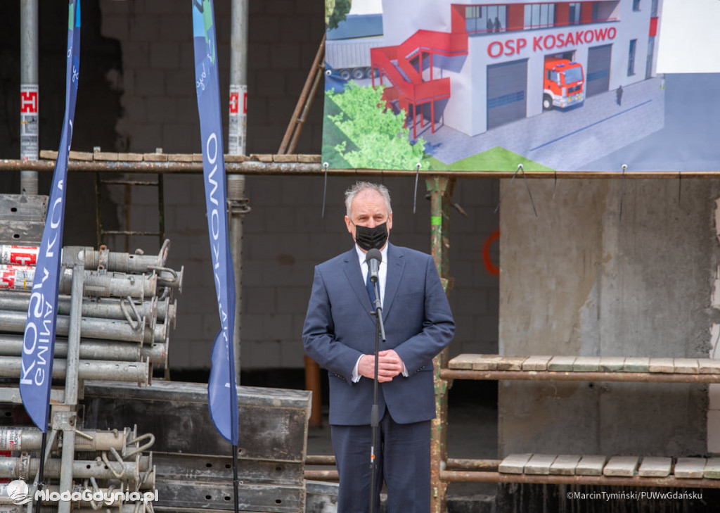 Uroczystość wmurowania kamienia węgielnego pod budowę strażnicy OSP Kosakowo oraz poświęcenia samochodów ratowniczo-gaśniczych