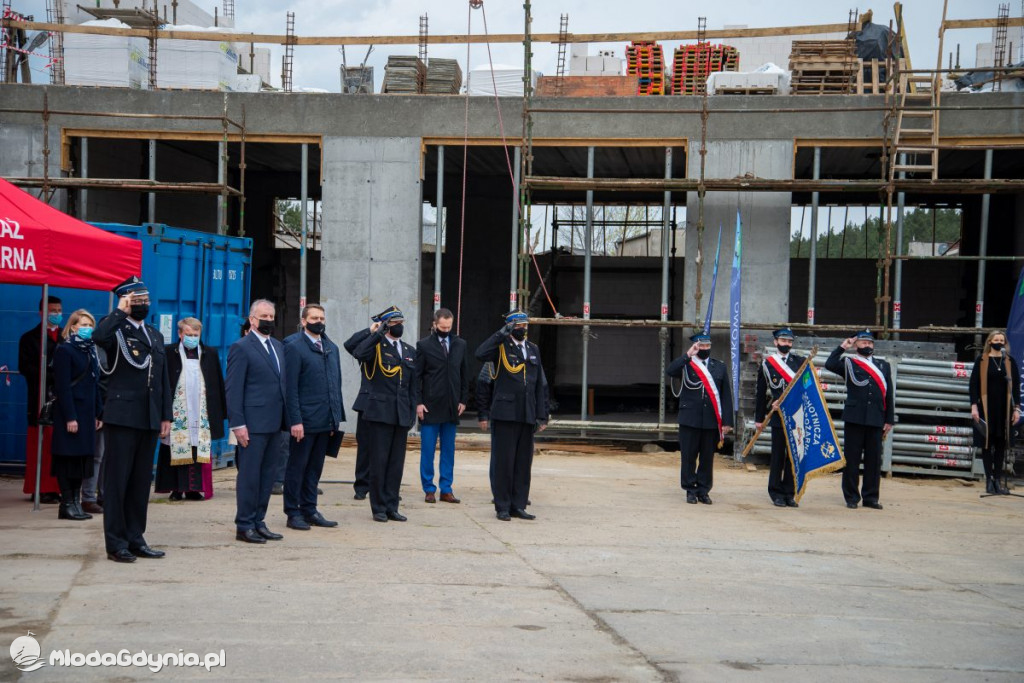 Uroczystość wmurowania kamienia węgielnego pod budowę strażnicy OSP Kosakowo oraz poświęcenia samochodów ratowniczo-gaśniczych