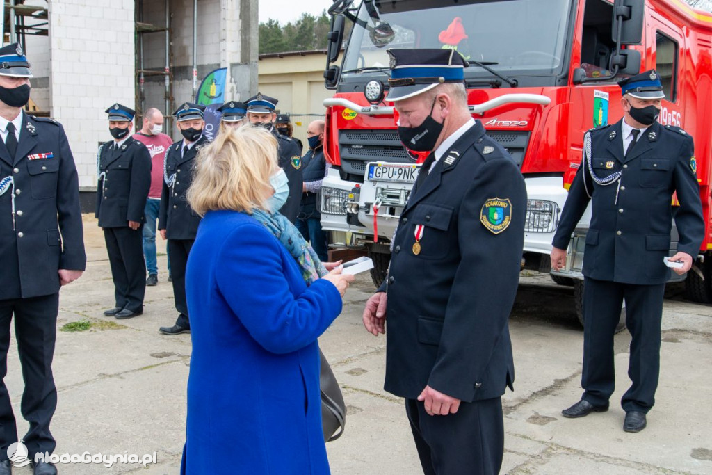 Uroczystość wmurowania kamienia węgielnego pod budowę strażnicy OSP Kosakowo oraz poświęcenia samochodów ratowniczo-gaśniczych