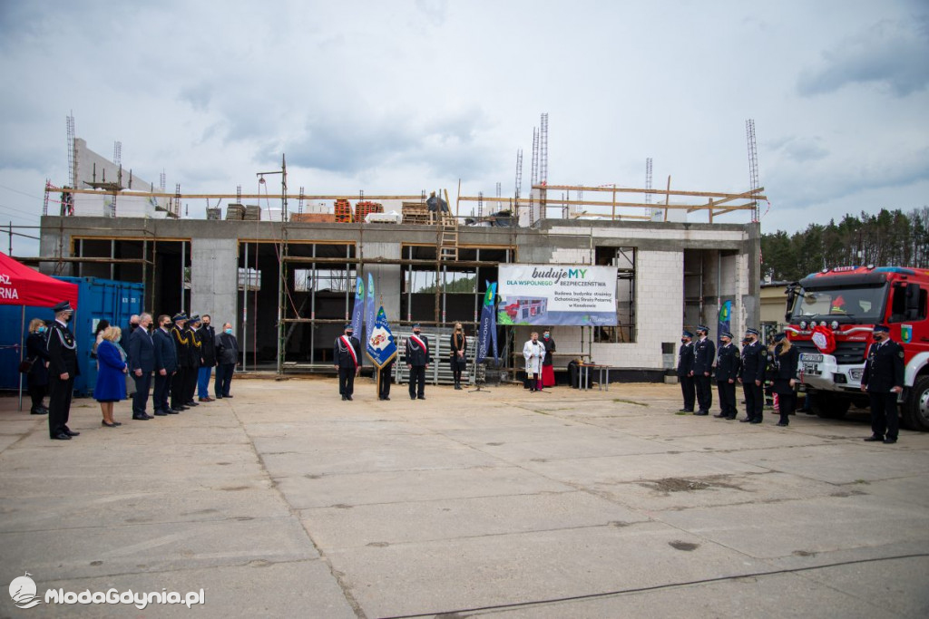 Uroczystość wmurowania kamienia węgielnego pod budowę strażnicy OSP Kosakowo oraz poświęcenia samochodów ratowniczo-gaśniczych