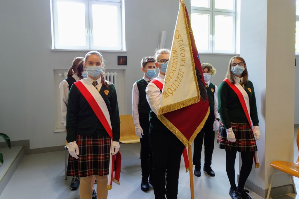 ZSJ - Msza św. inaugurująca Rok Ignacjański w ZSJ oraz przekazanie sztandaru Szkoły Podstawowej Jezuitów