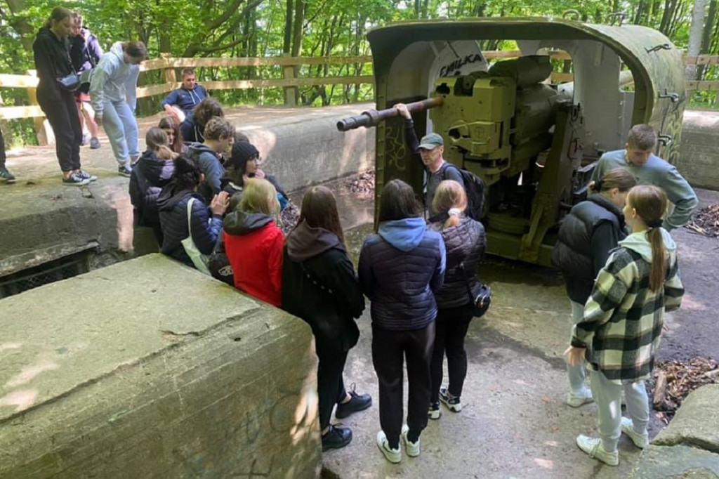 Klasa 2cg I ALO spędziła DZIEŃ DZIECKA eksplorując pozostałości militarne Kępy Redłowskiej