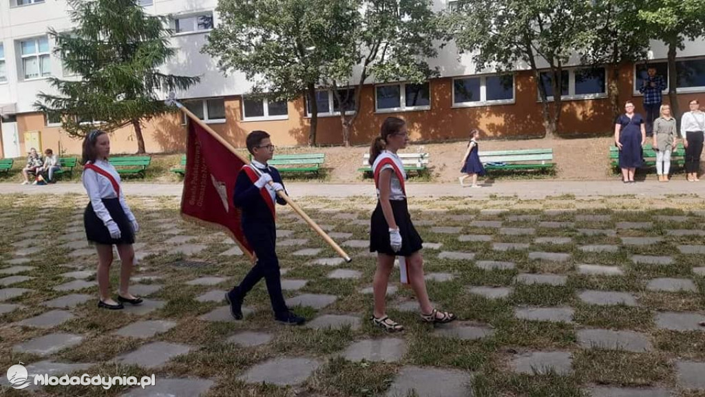 SP 42 - uroczyste pożegnanie klas ósmych 25.06.2021