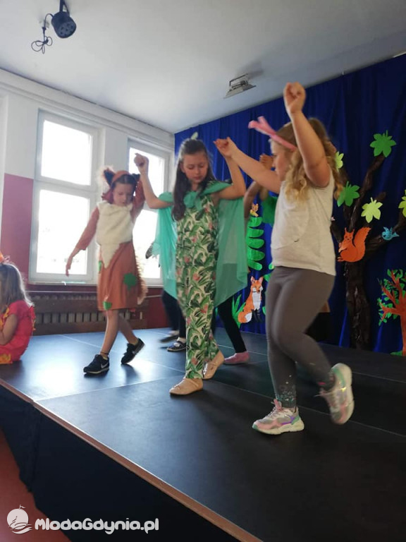 SP 44 - Zielony kapturek w wykonaniu klasy 2 C