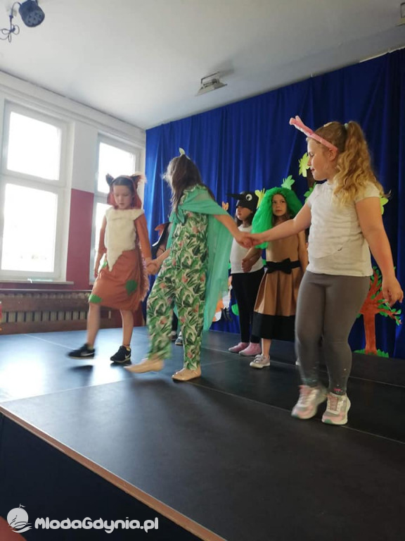 SP 44 - Zielony kapturek w wykonaniu klasy 2 C