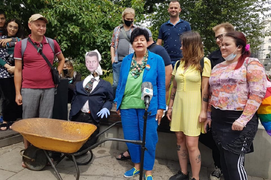 Taczki dla Czarnka - happening Lewicy w Gdyni