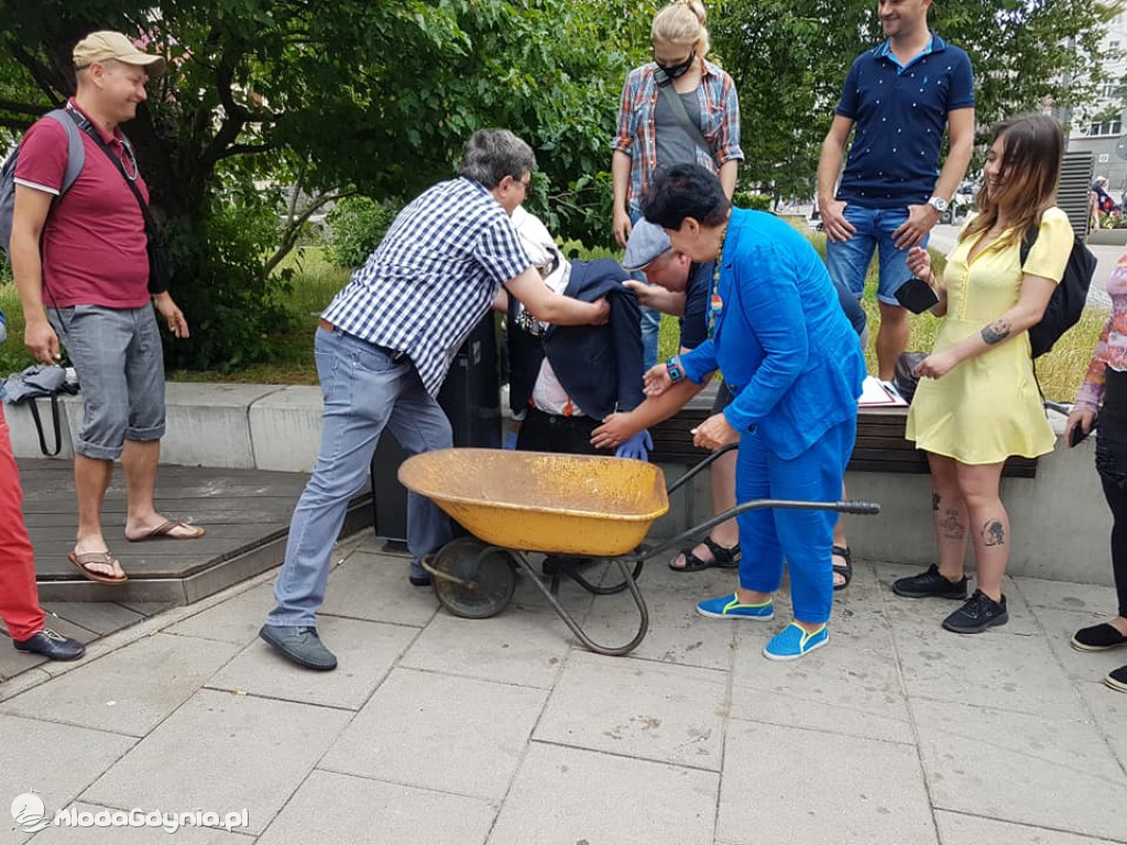 Taczki dla Czarnka - happening Lewicy w Gdyni