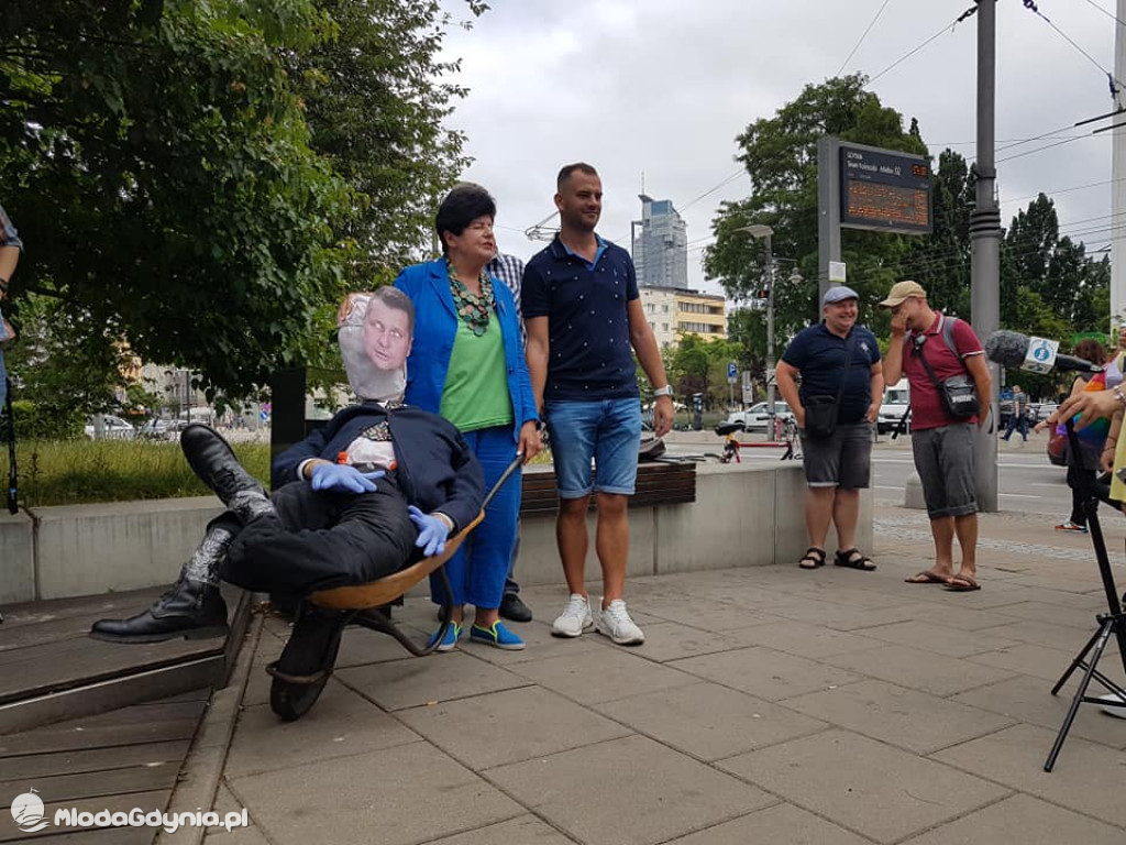 Taczki dla Czarnka - happening Lewicy w Gdyni