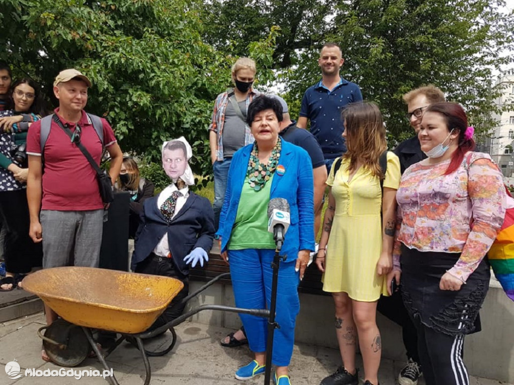 Taczki dla Czarnka - happening Lewicy w Gdyni