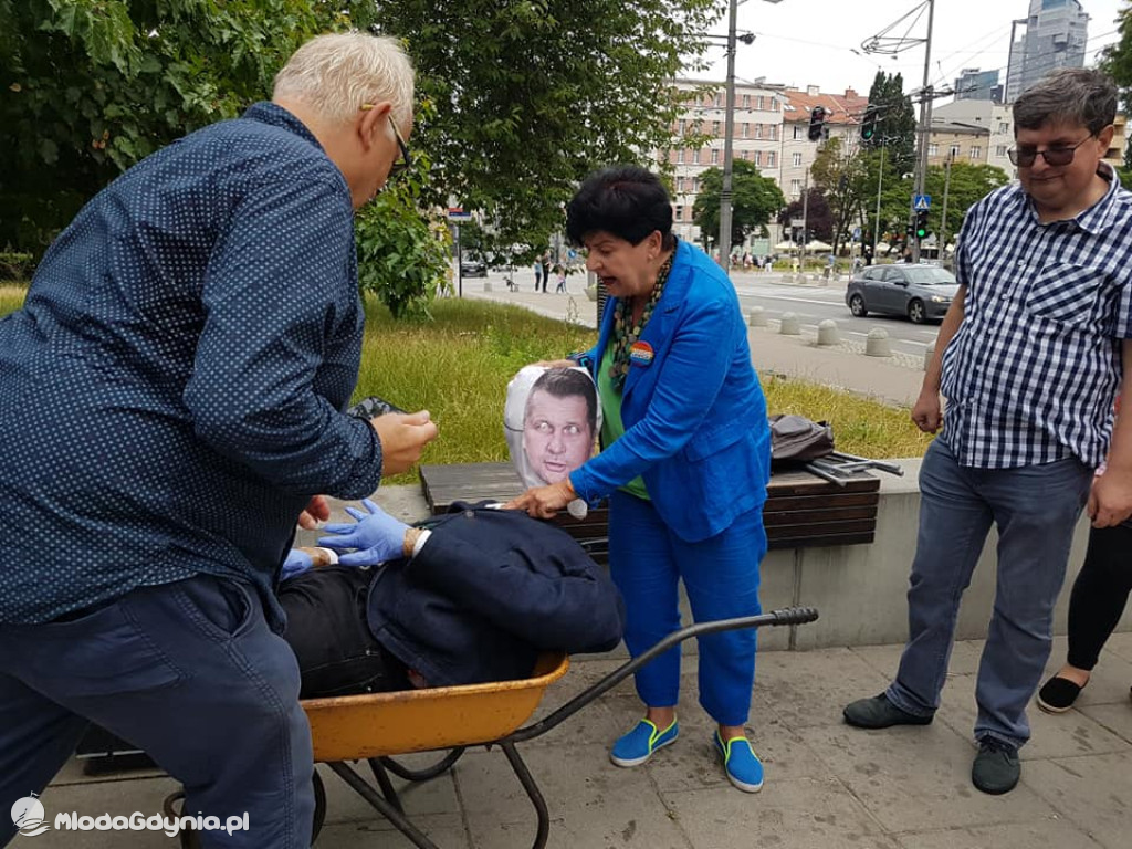 Taczki dla Czarnka - happening Lewicy w Gdyni