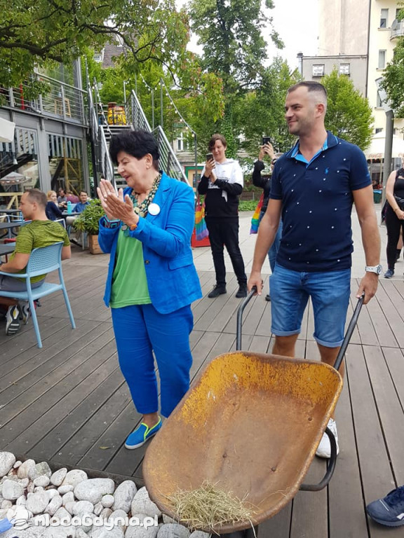 Taczki dla Czarnka - happening Lewicy w Gdyni