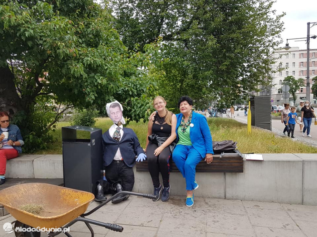 Taczki dla Czarnka - happening Lewicy w Gdyni