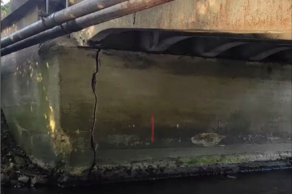 Popękany most w Redzie