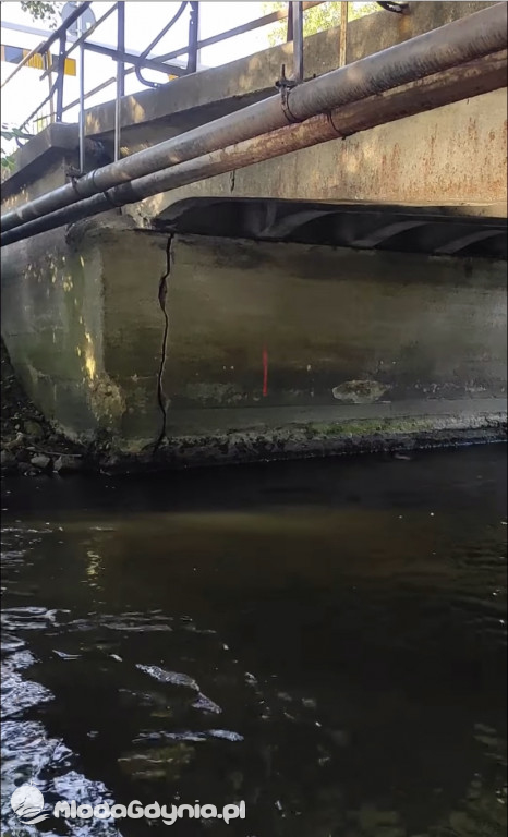 Popękany most w Redzie