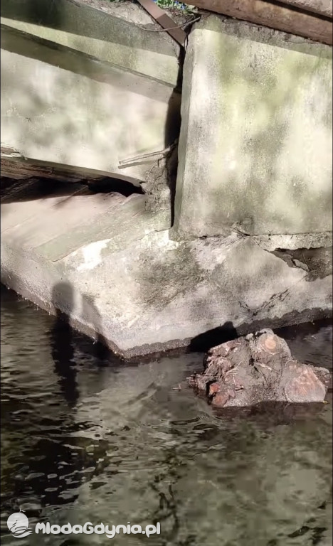 Popękany most w Redzie