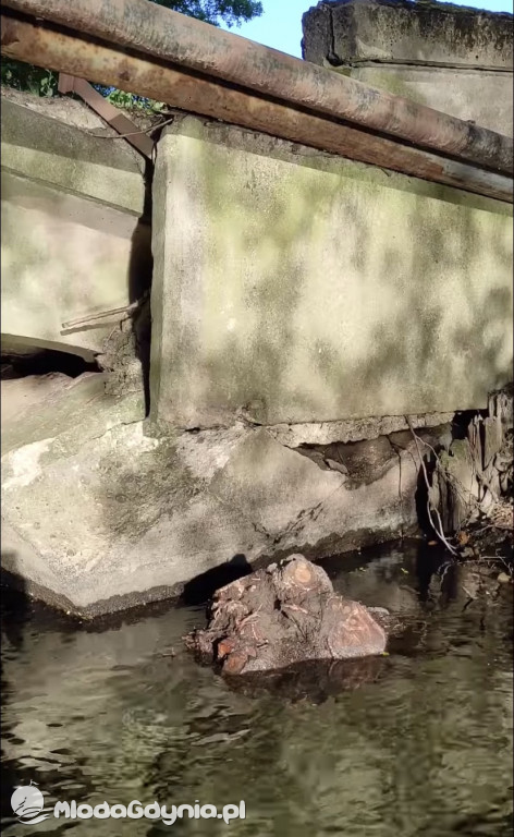 Popękany most w Redzie