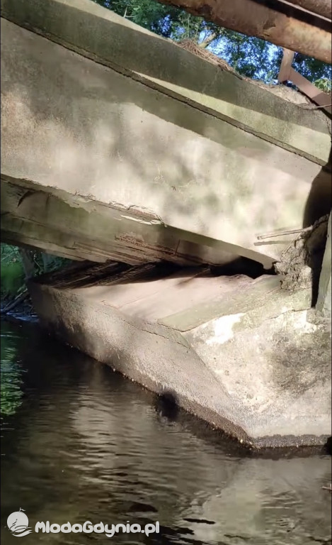 Popękany most w Redzie