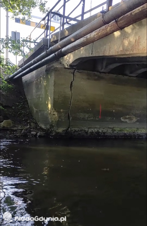 Popękany most w Redzie