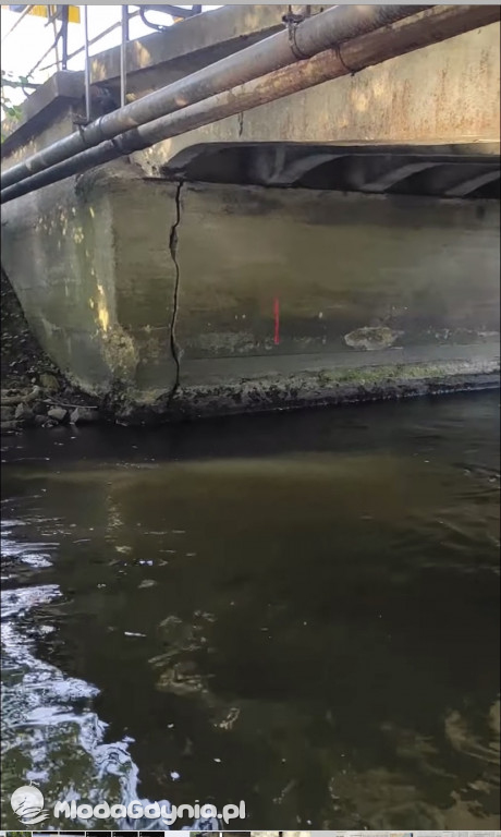 Popękany most w Redzie