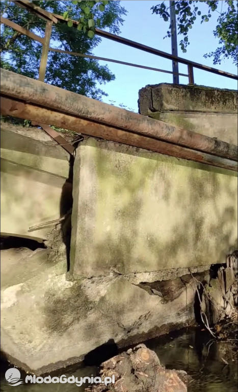 Popękany most w Redzie
