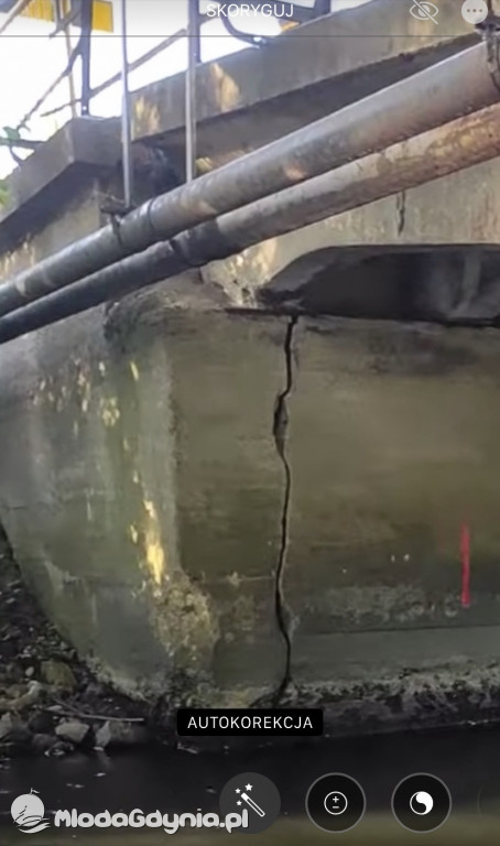 Popękany most w Redzie