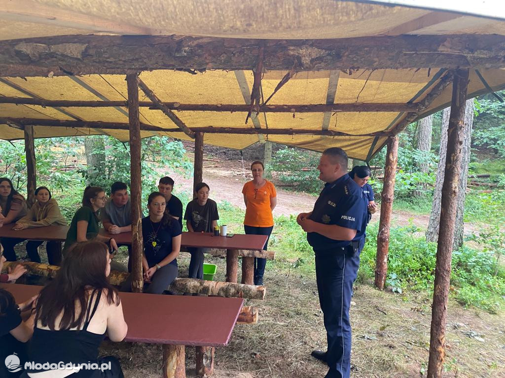 Policja kontroluje obozy harcerskie