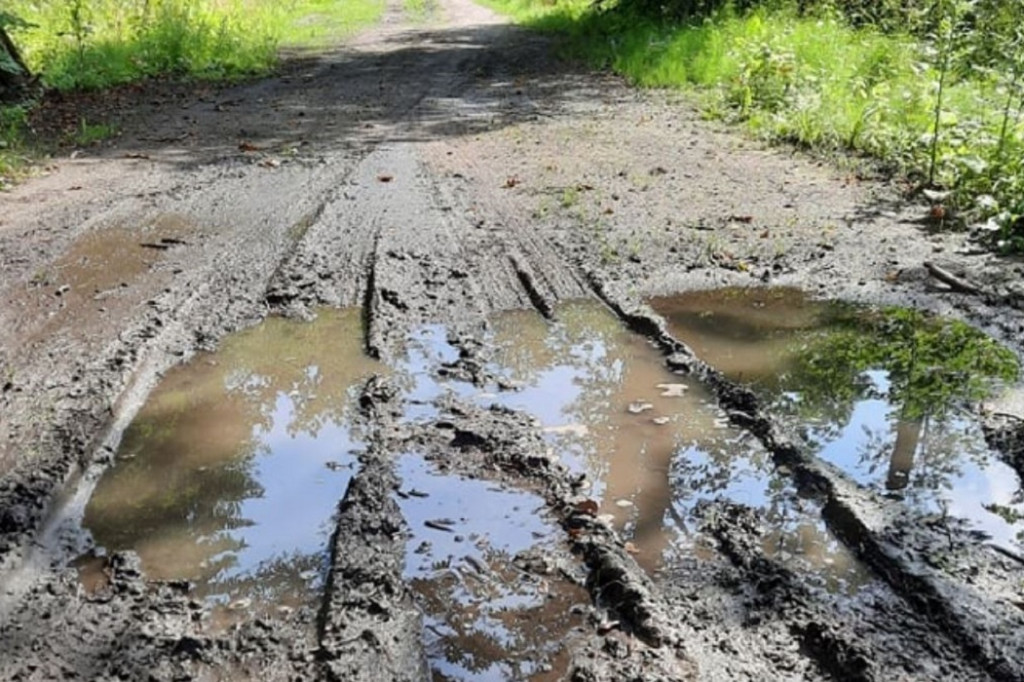 Błotnista ścieżka rowerowa w Karuzach