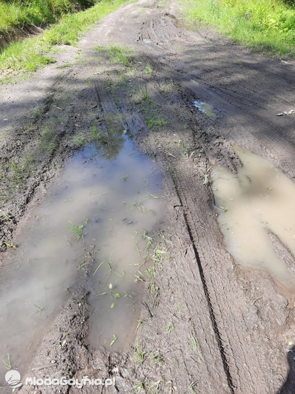 Błotnista ścieżka rowerowa w Karuzach