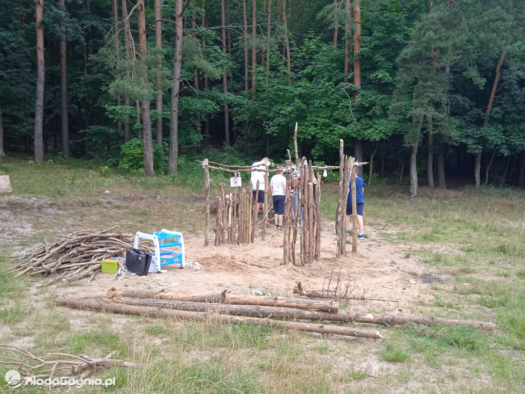 Dzieci budują szałas