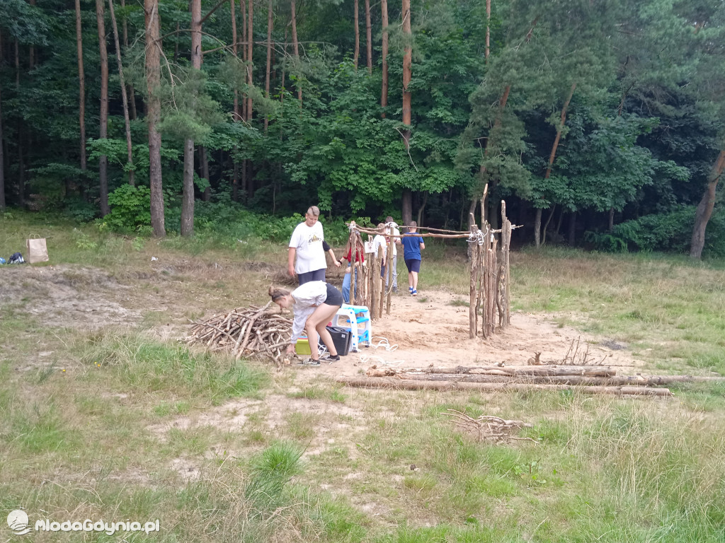 Dzieci budują szałas