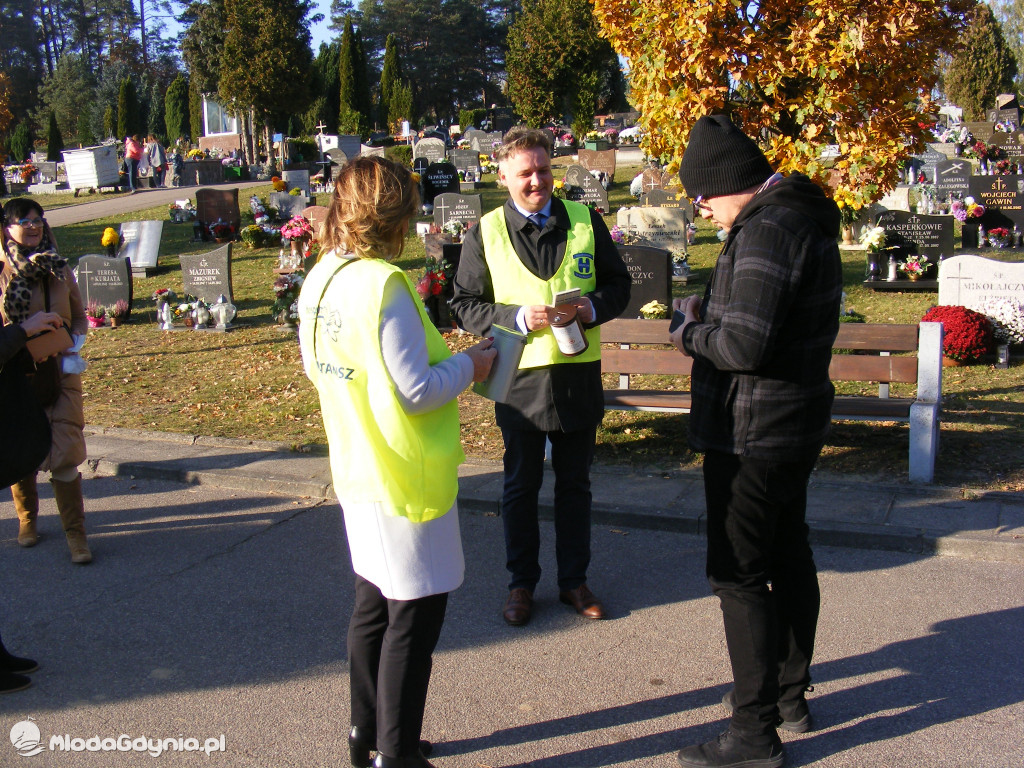 Listopadowa kwesta dla Bursztynowej Przystani - cmentarz Kosakowo 01.11.2021