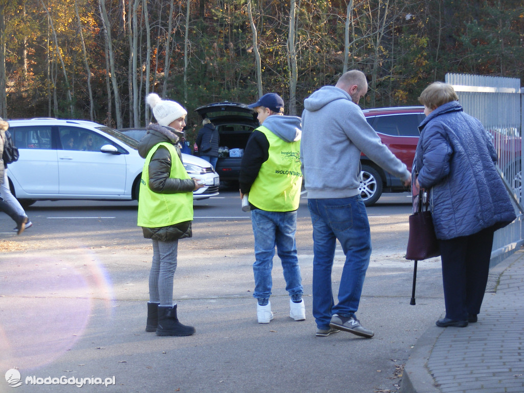 Listopadowa kwesta dla Bursztynowej Przystani - cmentarz Kosakowo 01.11.2021