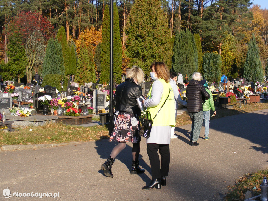 Listopadowa kwesta dla Bursztynowej Przystani - cmentarz Kosakowo 01.11.2021