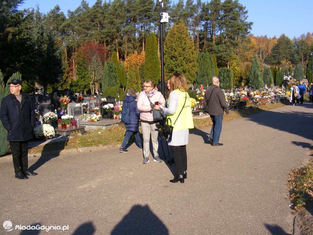 Listopadowa kwesta dla Bursztynowej Przystani - cmentarz Kosakowo 01.11.2021