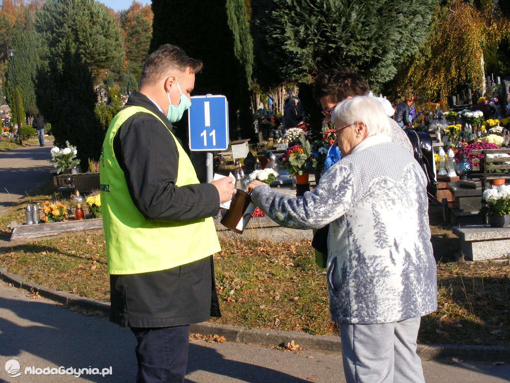 Listopadowa kwesta dla Bursztynowej Przystani - cmentarz Kosakowo 01.11.2021