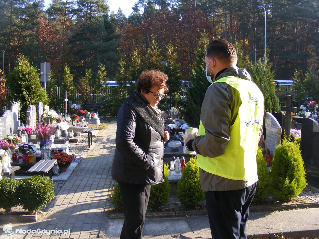 Listopadowa kwesta dla Bursztynowej Przystani - cmentarz Kosakowo 01.11.2021