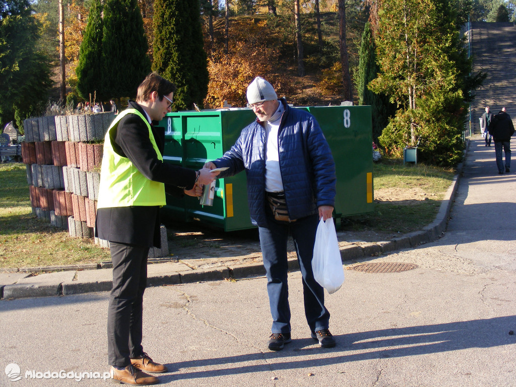 Listopadowa kwesta dla Bursztynowej Przystani - cmentarz Kosakowo 01.11.2021