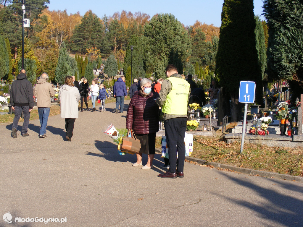 Listopadowa kwesta dla Bursztynowej Przystani - cmentarz Kosakowo 01.11.2021