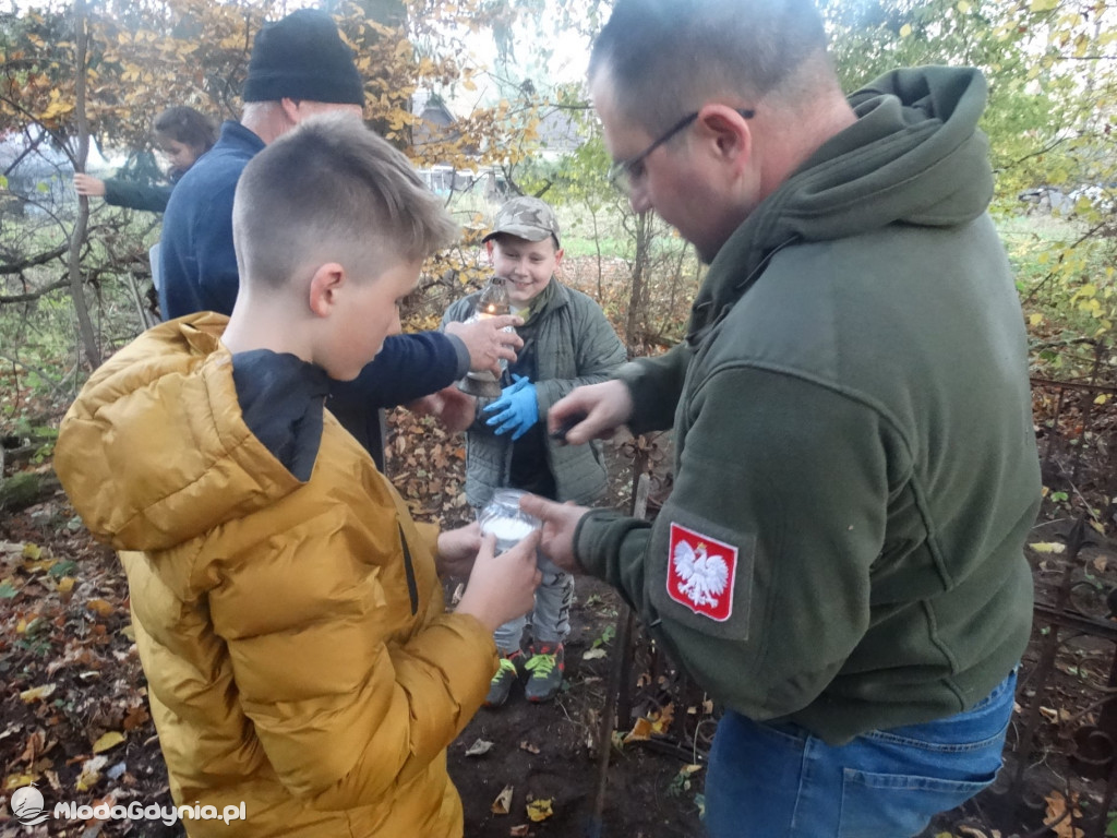 Harcerze posprzątali groby w Prądach