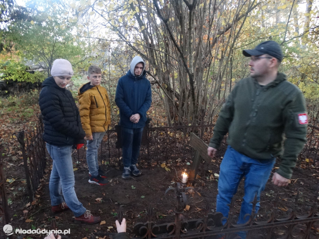 Harcerze posprzątali groby w Prądach