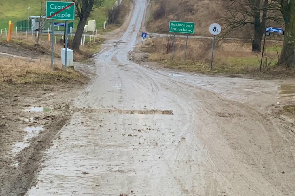 Zniszczenia na drodze ul. Słoneczna na trasie Czaple-Rębiechowo