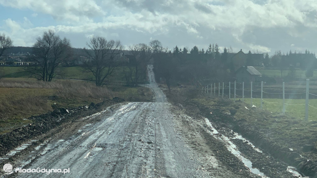 Zniszczenia na drodze ul. Słoneczna na trasie Czaple-Rębiechowo