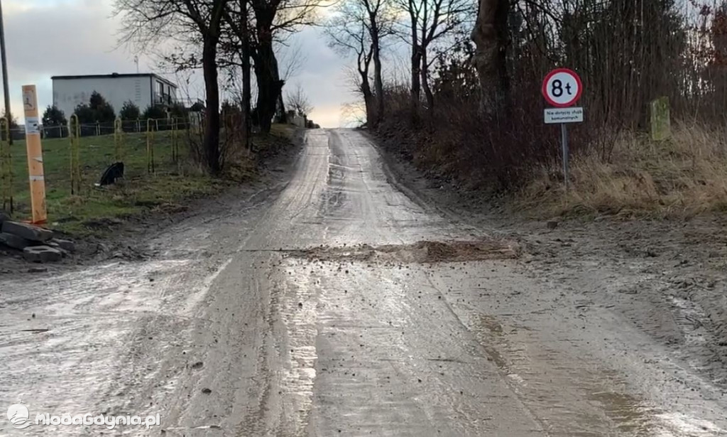 Zniszczenia na drodze ul. Słoneczna na trasie Czaple-Rębiechowo