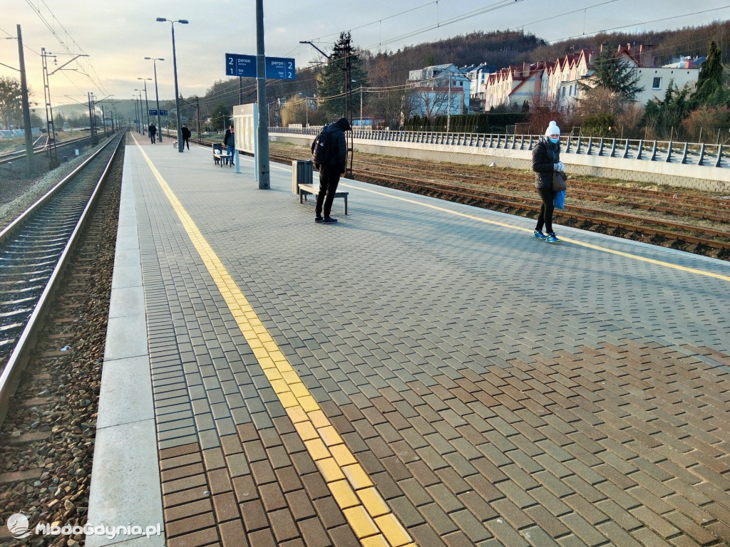 Na pomorskich peronach są nowe windy, wiaty i tablice