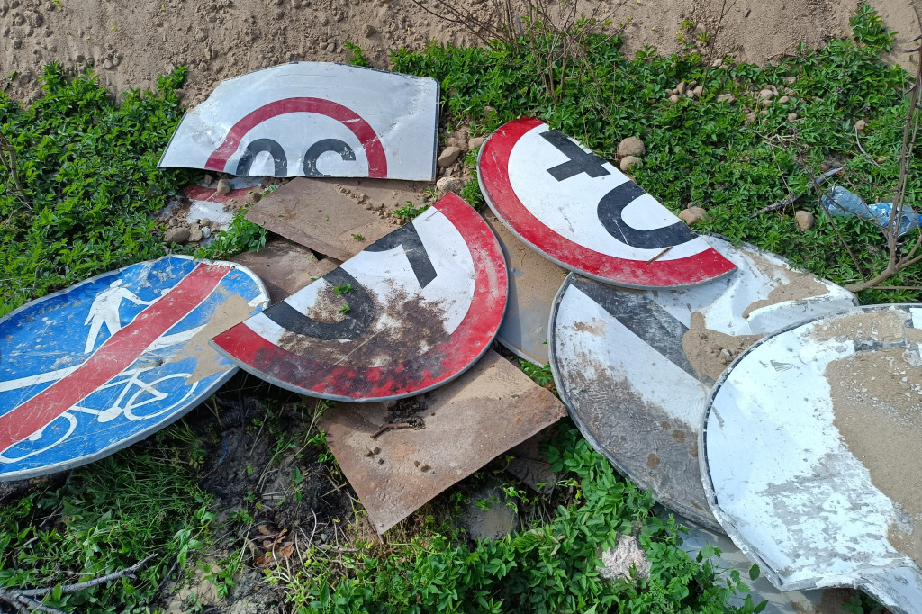 Zniszczone znaki drogowe w Czarnem