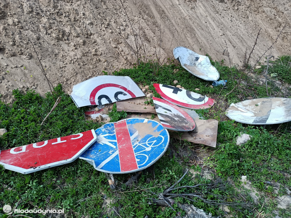 Zniszczone znaki drogowe w Czarnem