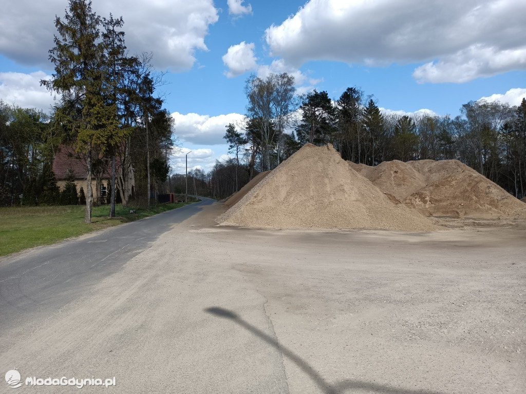 Zniszczone znaki drogowe w Czarnem