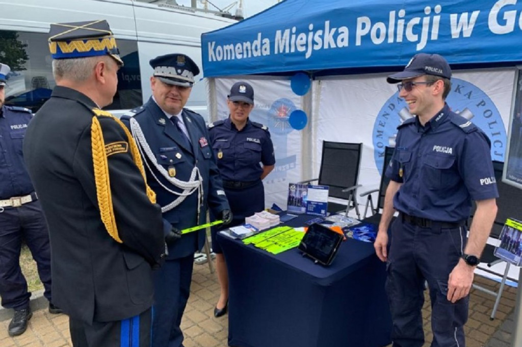 Gdynia. Funkcjonariusze Policji podczas wojskowego festynu promowali zawód policjanta