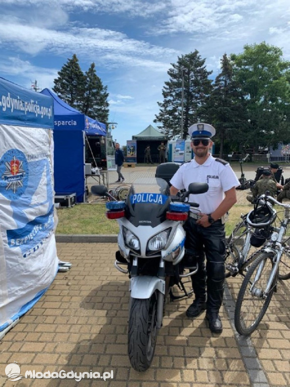 Gdynia. Funkcjonariusze Policji podczas wojskowego festynu promowali zawód policjanta