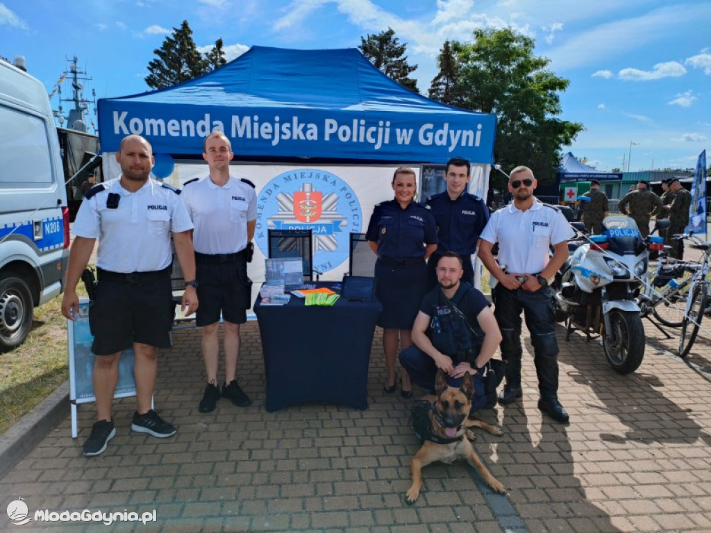 Gdynia. Funkcjonariusze Policji podczas wojskowego festynu promowali zawód policjanta